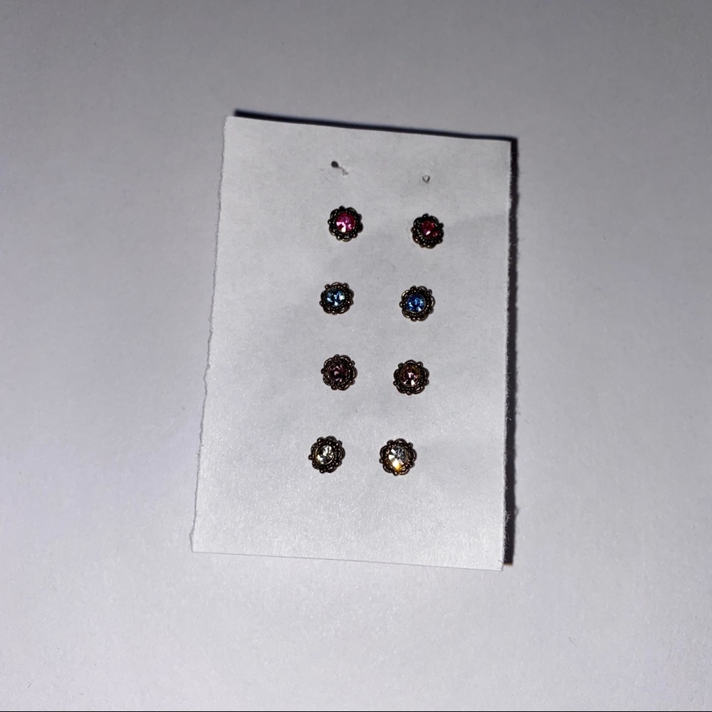 4 pairs of stud earrings